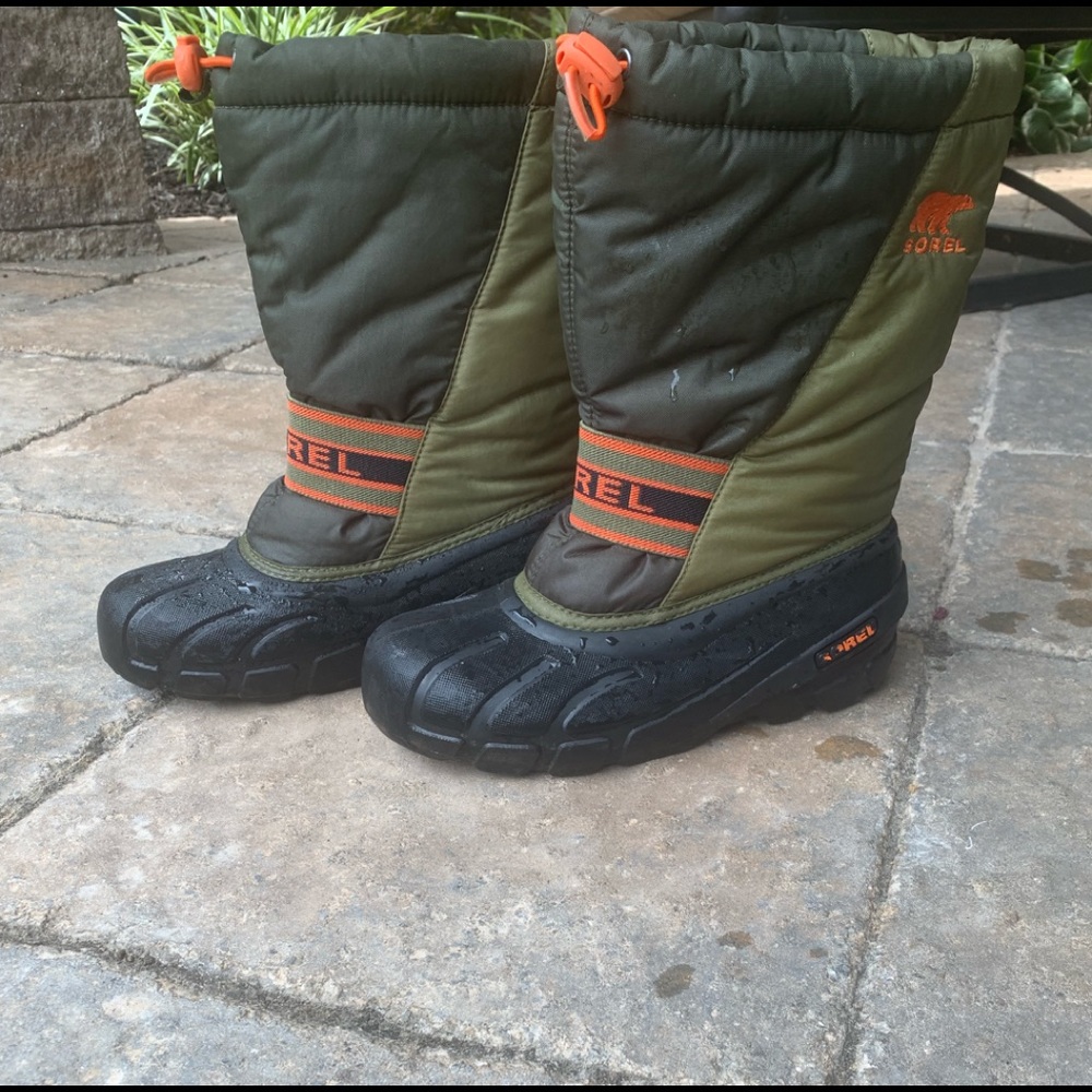 Boy’s Sorel snow boots (size 5)